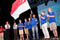 L’athlète de Special Olympics Singapour Salihin Bin Sinai brandit le drapeau de Singapour lors de la cérémonie d’adieu aux côtés du chef d’équipe Michael Dee (deuxième en partant de la droite) et du reste de l’équipe d’escalade Kilimandjaro.<br /><span>Crédit photo : Special Olympics Singapour</span>