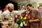 Muhammed Ali recibe un puñetazo (en broma) del Premio Nobel de la Paz y expresidente sudafricano, Nelson Mandela. Ambos son solo dos de las decenas de famosos internacionales que apoyan la misión de Olimpiadas Especiales: promover la aceptación y dar oportunidades a personas con discapacidad intelectual.<br /><span></span>